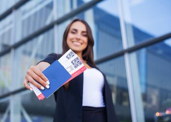 Flugticket und Reisepass Passagier Flughafen