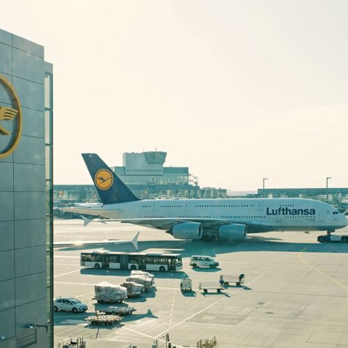 Lufthansa Flugzeug und Tower
