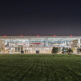 Das Bild zeigt den Flughafen Berlin Brandenburg BER in der Nacht