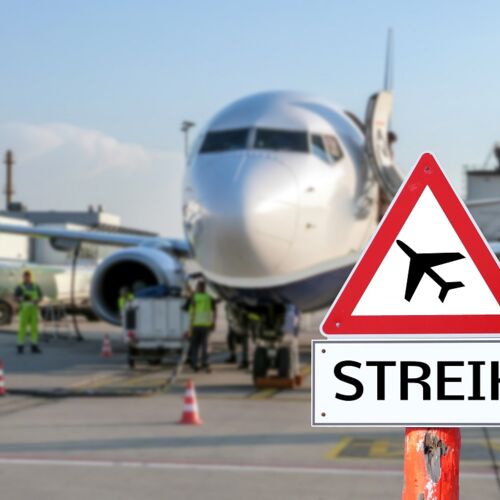 Schild Streik mit Flugzeug und Personal im Hintergrund