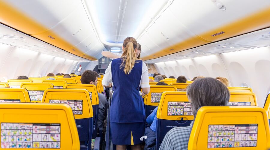 Stewardess von Ryanair verteilt Essen