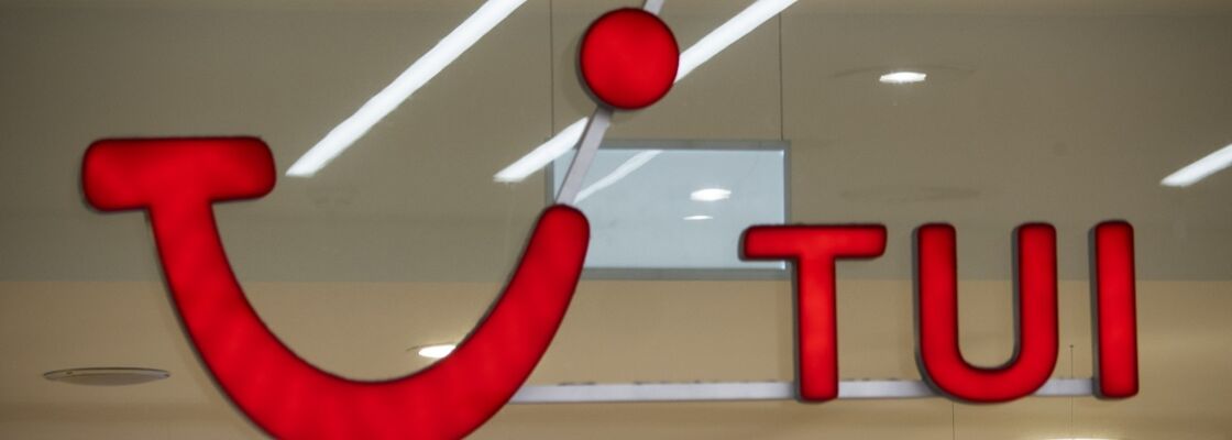 TUI Logo auf Fensterscheibe