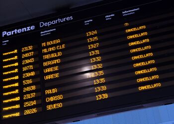 Abflugtafel bei Störung und Streik am Flughafen mit Ausfällen