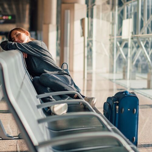 Flugverspätung Frau schlafend