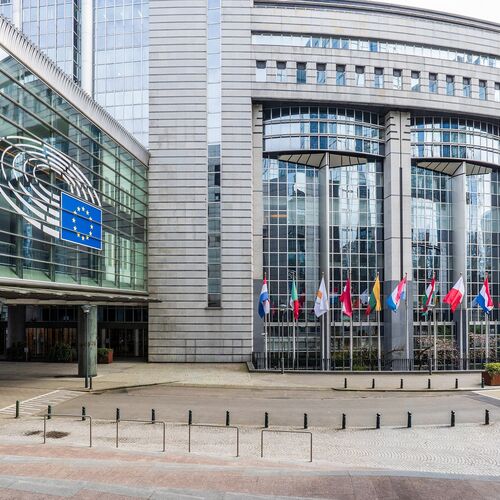 Hauptsitz des Europäischen Parlaments mit den Flaggen der Mitgliedstaaten in Brüssel