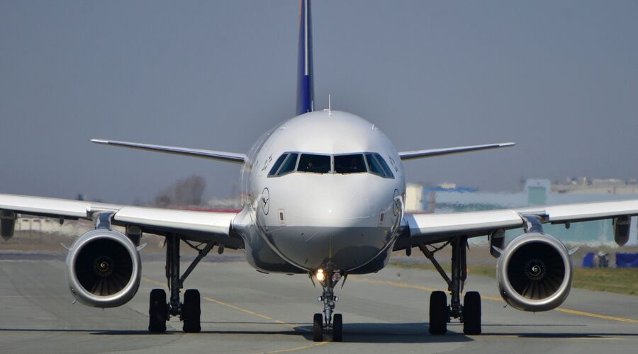 Lufthansa-Flugzeug auf dem Rollfeld – Flug LH1264 nach Reifenplatzer beim Start abgebrochen