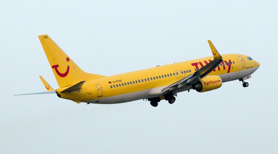 Flugzeug fliegt im Himmel