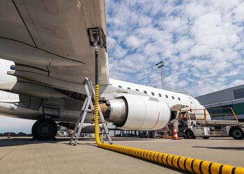 Kerosin nachtanken am Flughafen