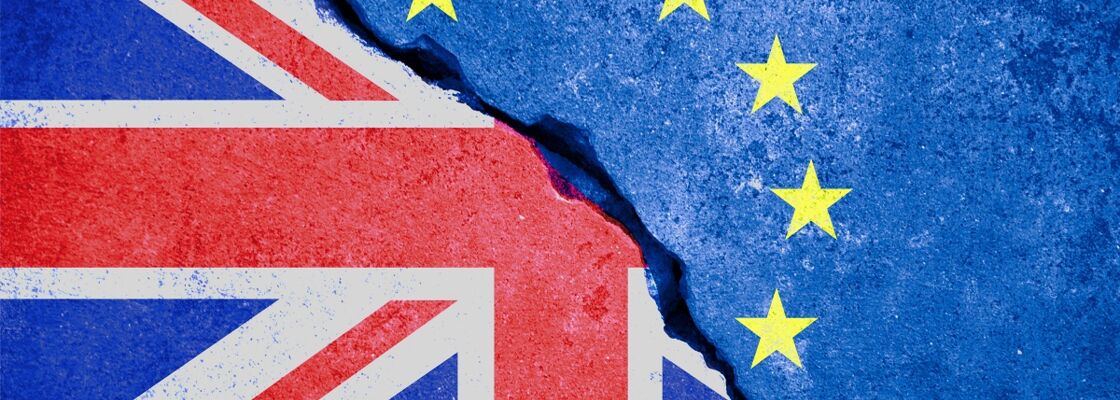 geteilte Flagge Europa Groß-Britannien symbolisch für Brexit