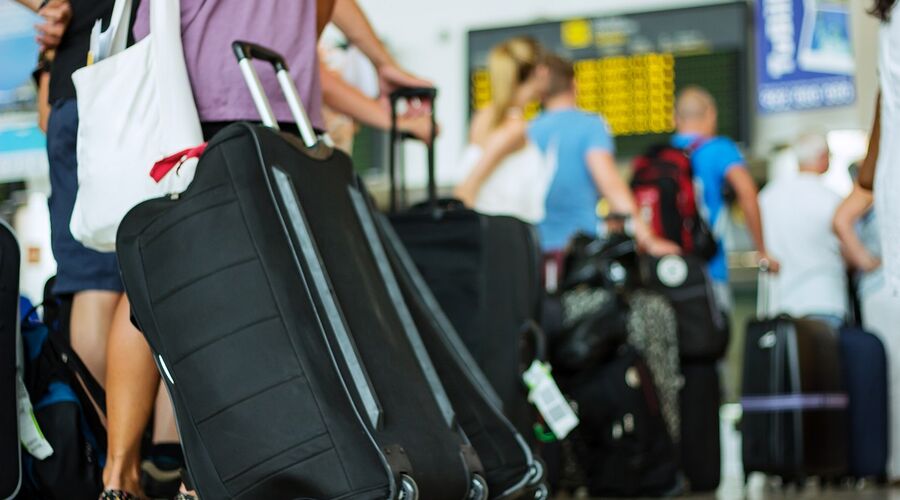 Menschen warten am Flughafen