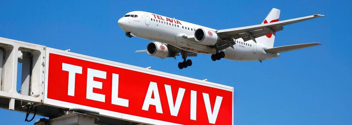 Landung eines Flugzeugs mit dem Schild TEL AVIV im Vordergrund, Ankunft in Israel, Flughafen Ben Gurion