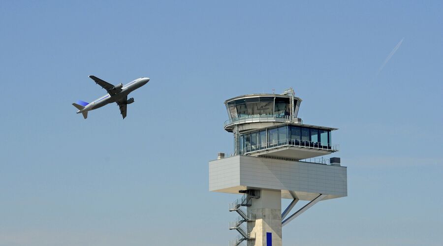 Flugsicherung und Flugzeug nebeneinander