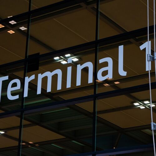Terminal 1 des Flughafen BER von Verspätungen und Ausfällen betroffen