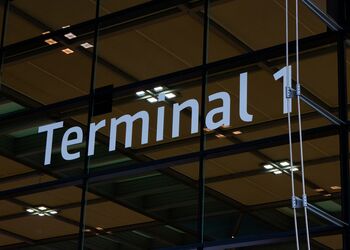 Terminal 1 des Flughafen BER von Verspätungen und Ausfällen betroffen
