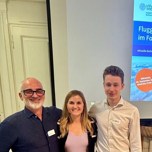 Zusammenkunft SOS Flugverspätung mit Frau Haiden am Fluggastrechtetag 2025 in der Aula am Campus der Universität Wien