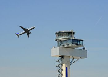 Flugsicherung und Flugzeug nebeneinander