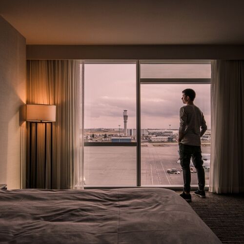 Mann in Zimmer im Flughafen Hotel