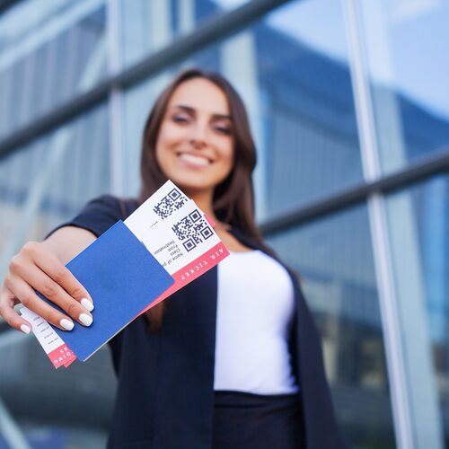 Flugticket und Reisepass Passagier Flughafen