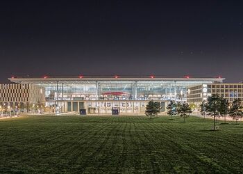 Das Bild zeigt den Flughafen Berlin Brandenburg BER in der Nacht