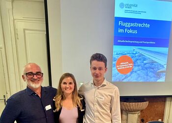 Zusammenkunft SOS Flugverspätung mit Frau Haiden am Fluggastrechtetag 2025 in der Aula am Campus der Universität Wien