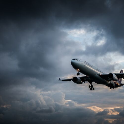 Flugzeug steigt in dunkle Wolken auf