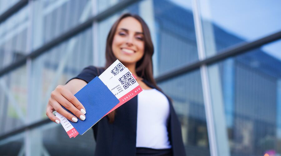 Flugticket und Reisepass Passagier Flughafen