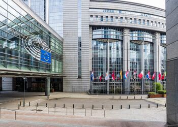 Hauptsitz des Europäischen Parlaments mit den Flaggen der Mitgliedstaaten in Brüssel