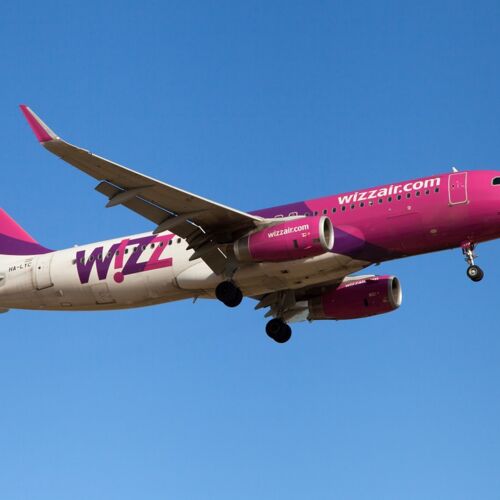 Flugzeug Wizz Air vor blauem Himmel