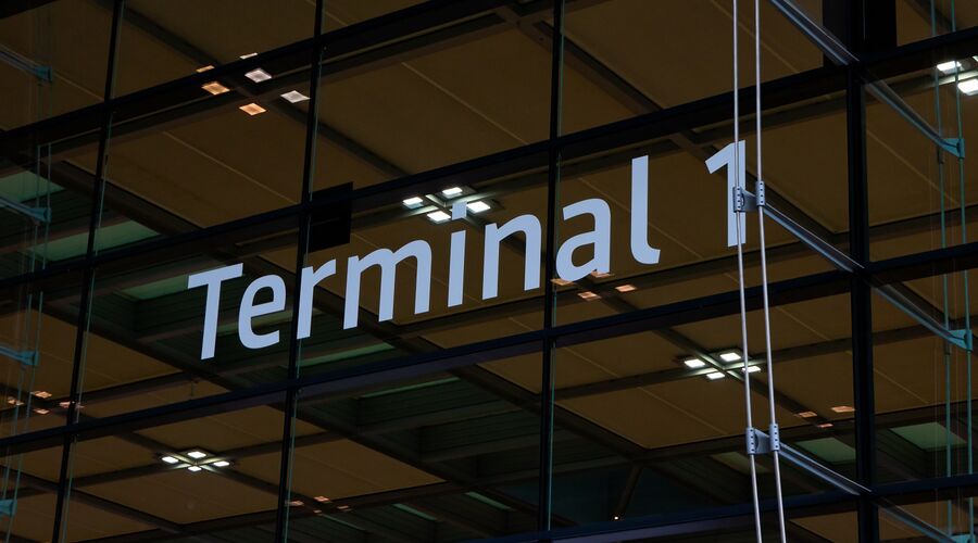Terminal 1 des Flughafen BER von Verspätungen und Ausfällen betroffen