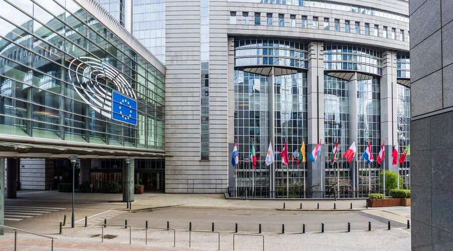Hauptsitz des Europäischen Parlaments mit den Flaggen der Mitgliedstaaten in Brüssel
