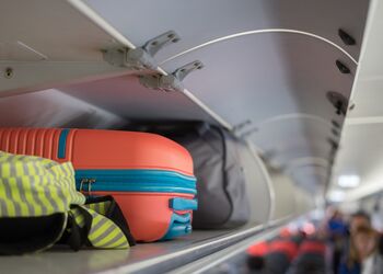Verbraucherschützer klagen gegen Airlines: Streit um Handgepäck-Gebühren