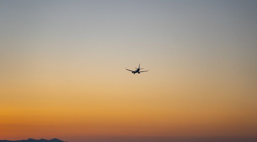 Flugzeug bei Sonnenuntergang