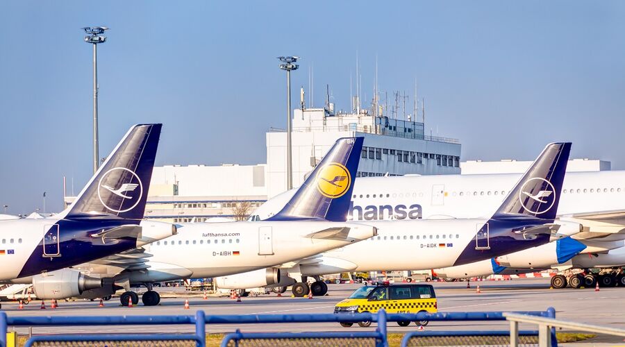 Lufthansa Flugzeuge auf dem Rollfeld