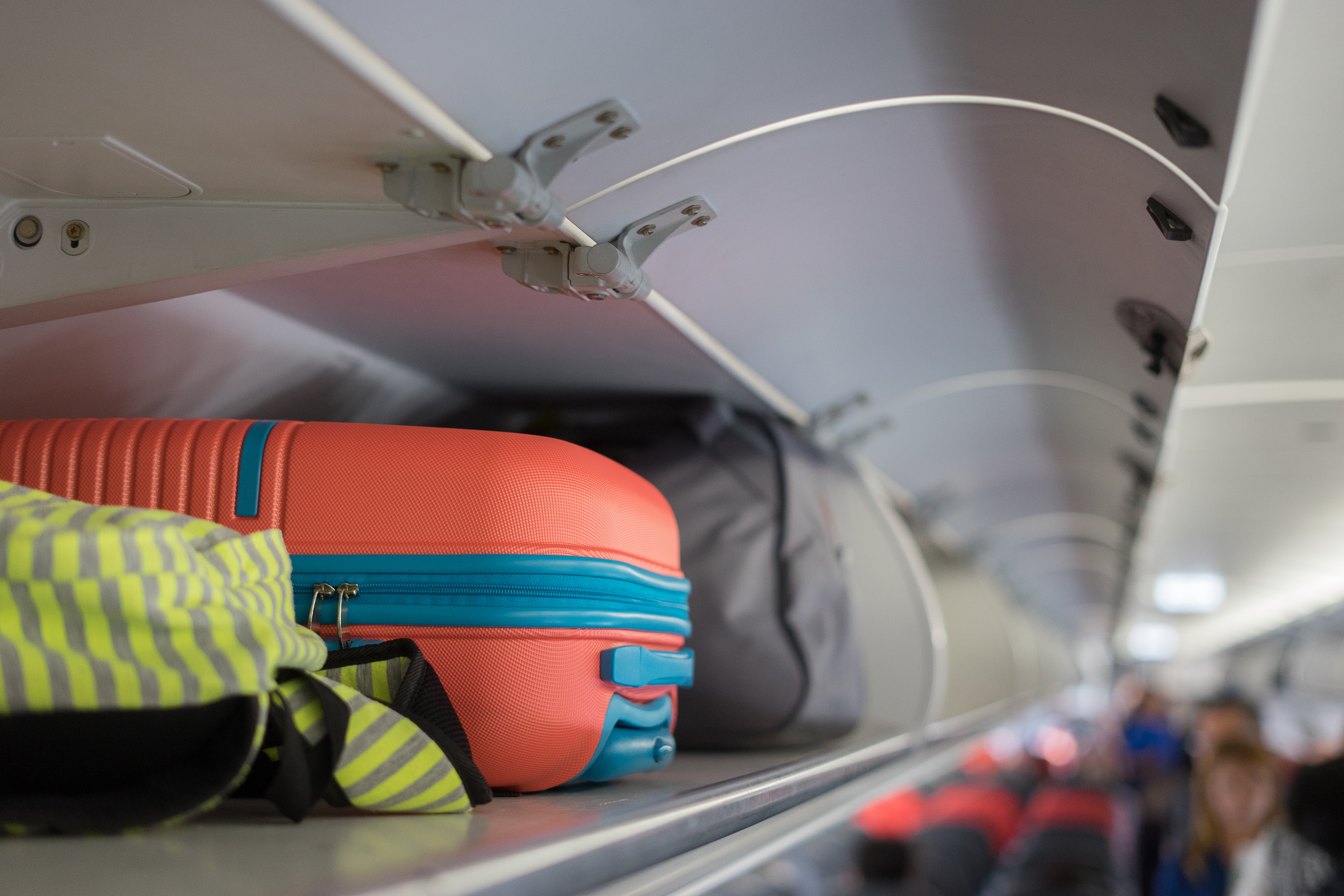 Verbraucherschützer klagen gegen Airlines: Streit um Handgepäck-Gebühren