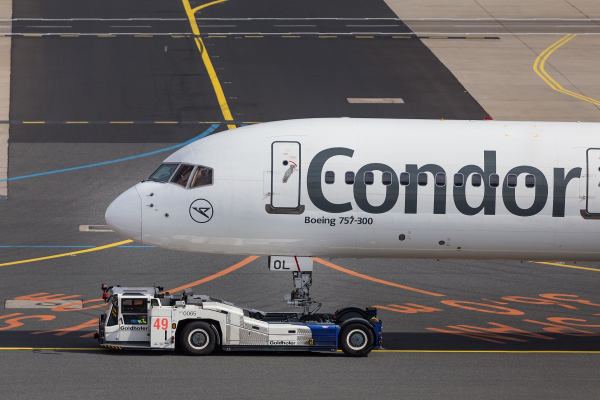 Condor Flugzeug wird aufgetankt