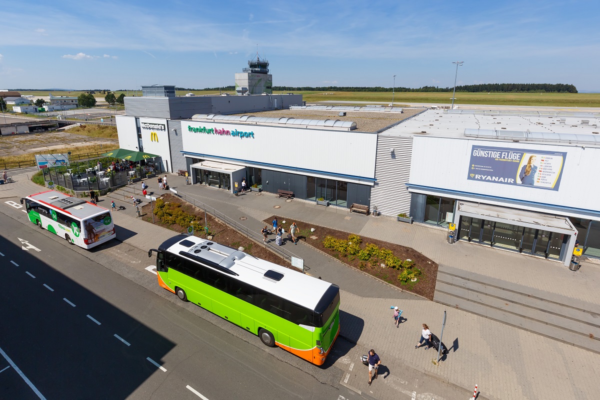 Vogelperspektive Eingangshalle Flughafen Frankfurt-Hahn von außen