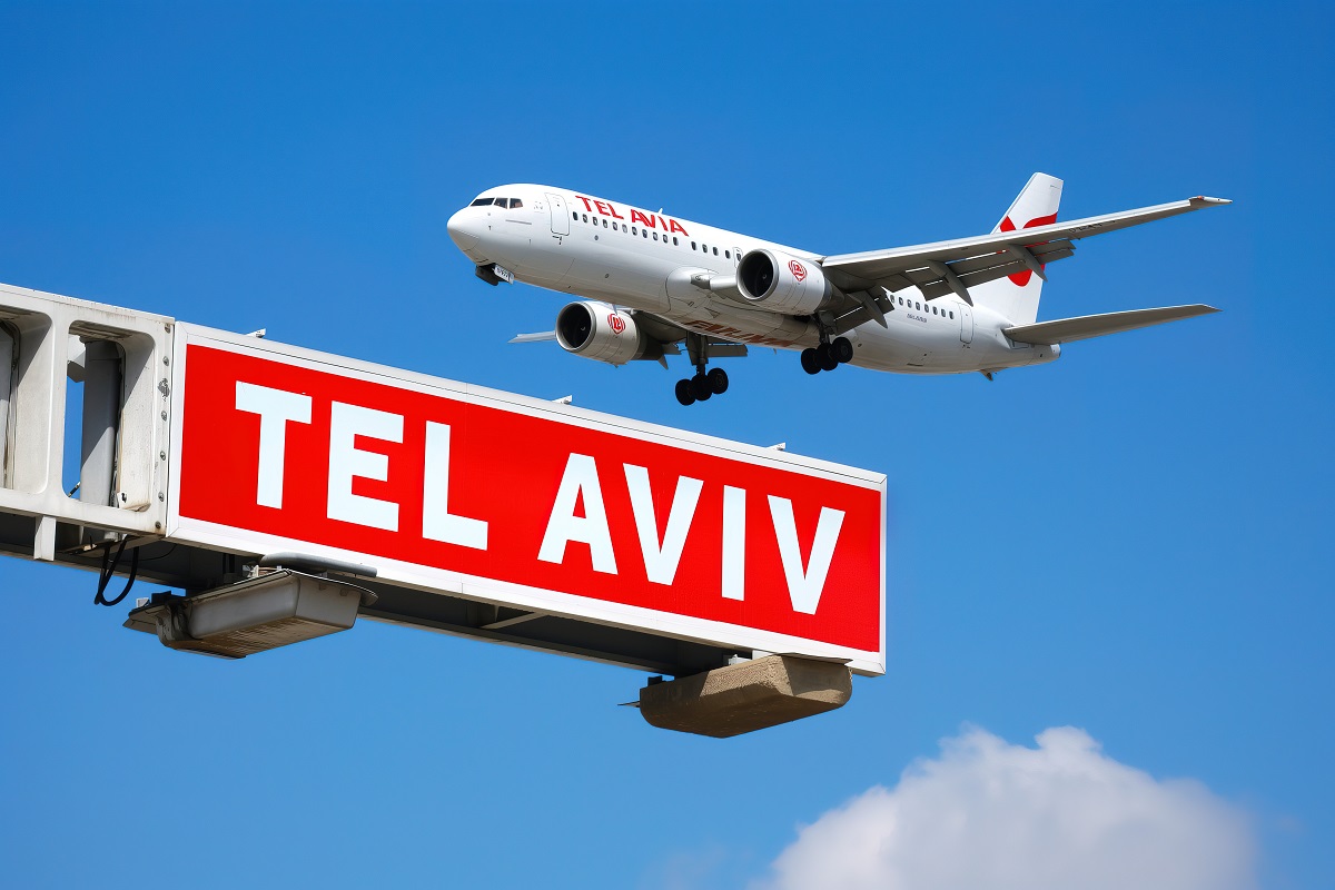 Landung eines Flugzeugs mit dem Schild TEL AVIV im Vordergrund, Ankunft in Israel, Flughafen Ben Gurion
