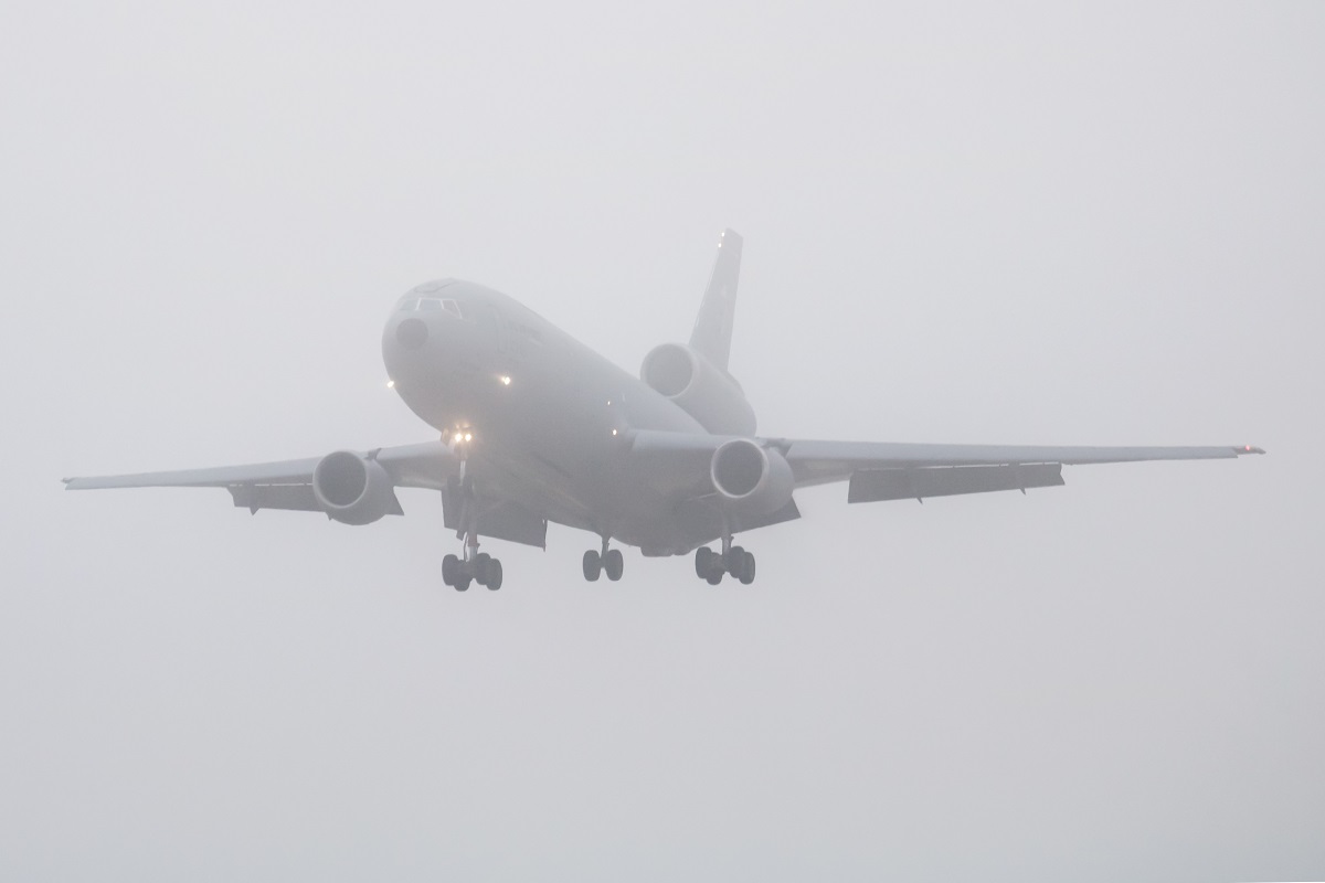 Flugzeug im Nebel