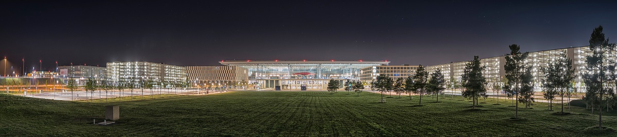 Das Bild zeigt den Flughafen Berlin Brandenburg BER in der Nacht